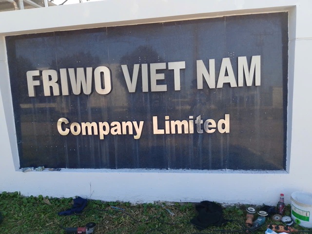 đ&aacute;nh-b&oacute;ng-bảng-hiệu-inox