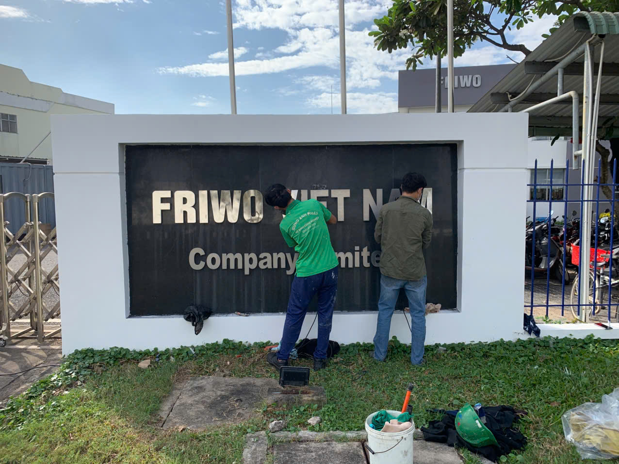 đ&aacute;nh-b&oacute;ng-bảng-hiệu-inox