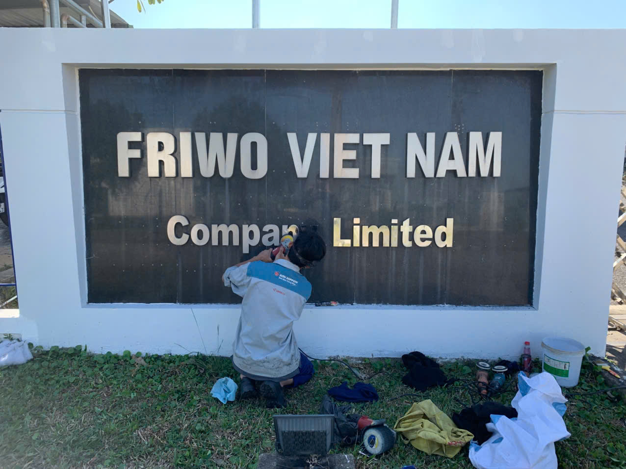 đ&aacute;nh-b&oacute;ng-bảng-hiệu-inox